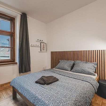 Hradec Králové Carolina'S Yoga Apartment מראה חיצוני תמונה