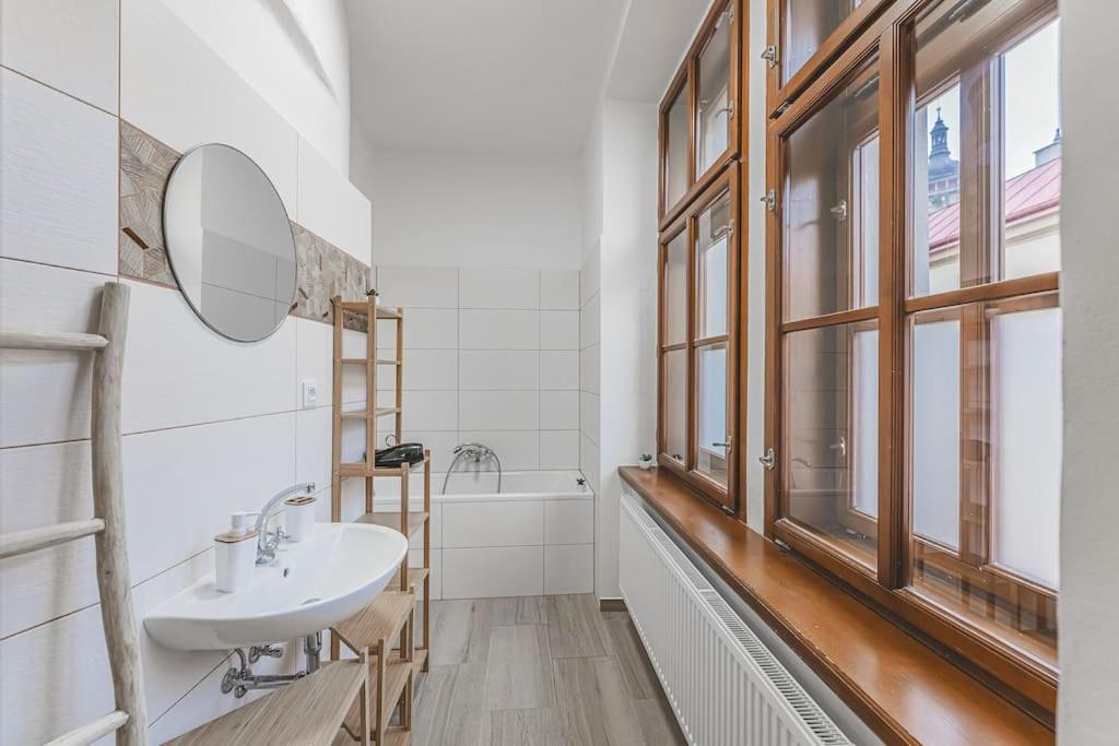 Hradec Králové Carolina'S Yoga Apartment מראה חיצוני תמונה