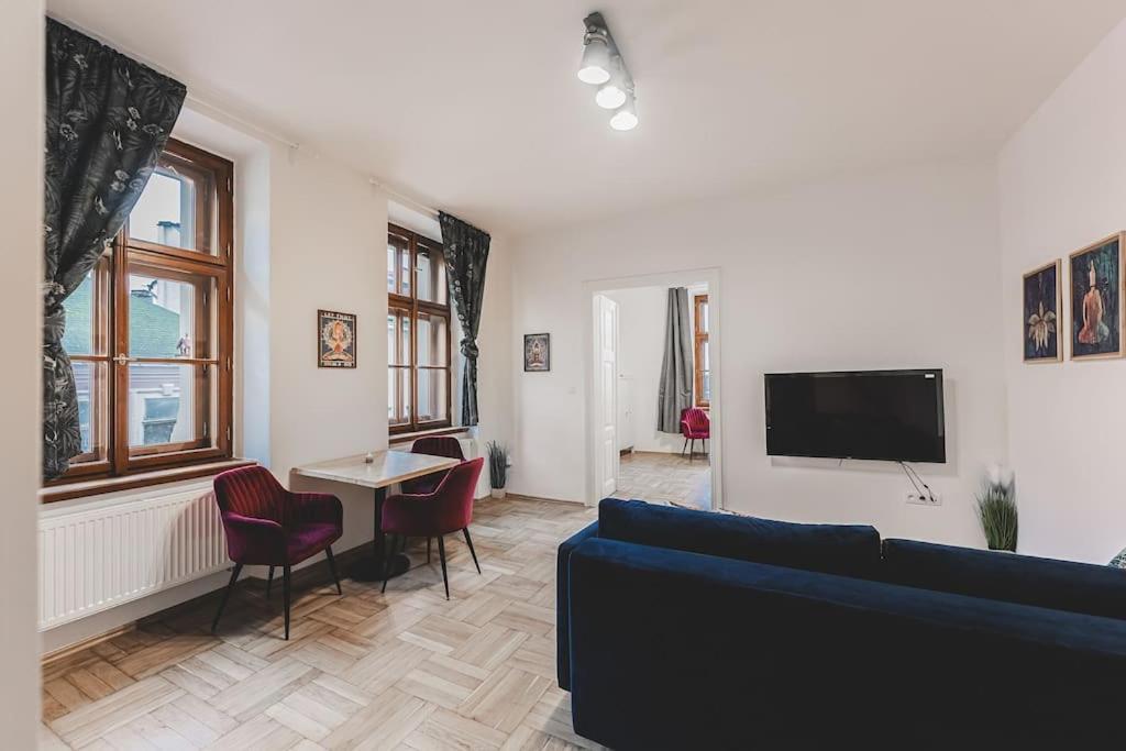 Hradec Králové Carolina'S Yoga Apartment מראה חיצוני תמונה