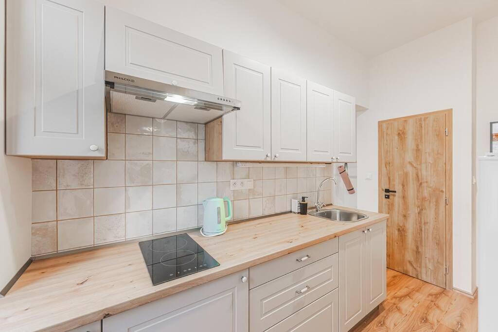 Hradec Králové Carolina'S Yoga Apartment מראה חיצוני תמונה