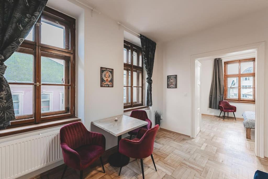 Hradec Králové Carolina'S Yoga Apartment מראה חיצוני תמונה