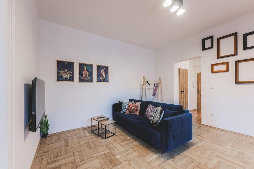Hradec Králové Carolina'S Yoga Apartment מראה חיצוני תמונה