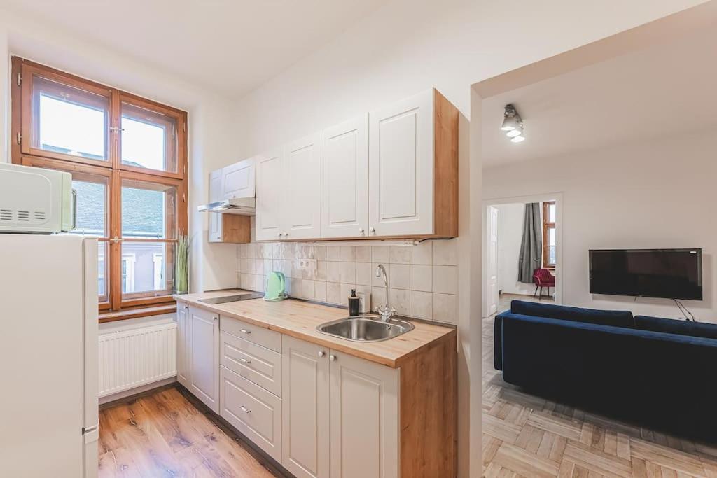 Hradec Králové Carolina'S Yoga Apartment מראה חיצוני תמונה